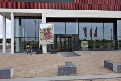 853494 Gezicht op de ingang van de bioscoop CineMec (Berlijnplein 100) te Utrecht met een banner van het Nederlands ...